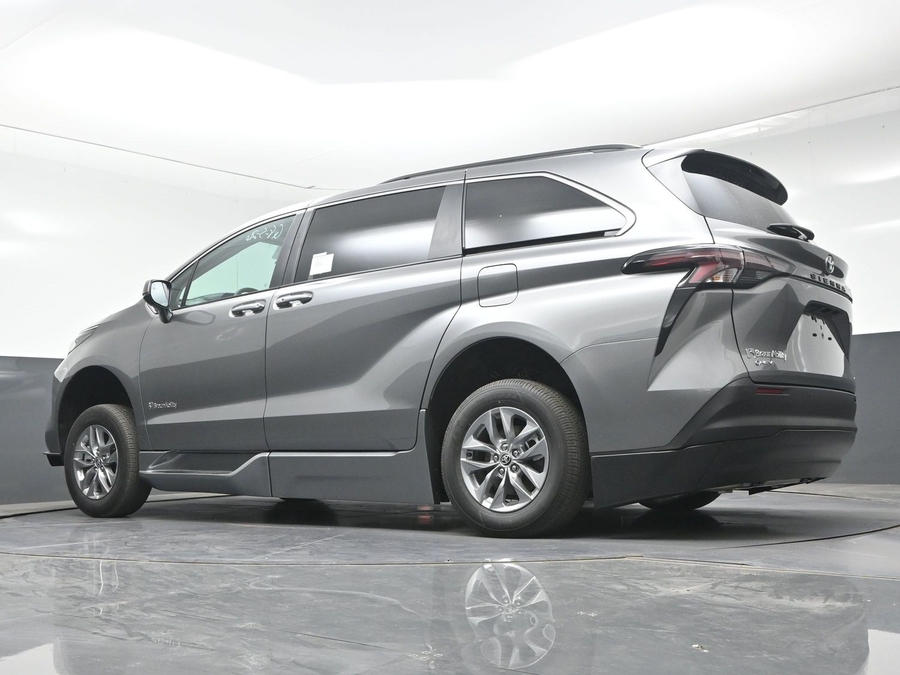 New 2026 Toyota Sienna Hybrid XLE Base - BraunAbility Side Entry Fold Out Automatic Ramp