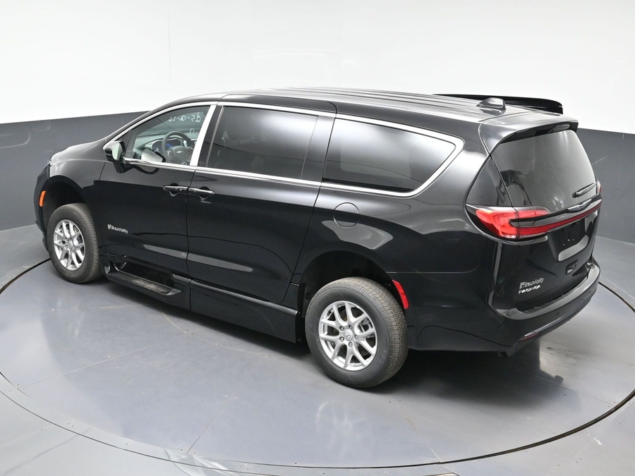 Black Chrysler Pacifica image number 21