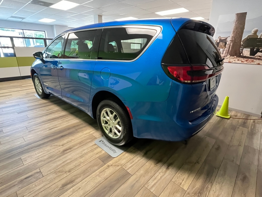 2027 Chrysler Pacifica Select - Photo 4