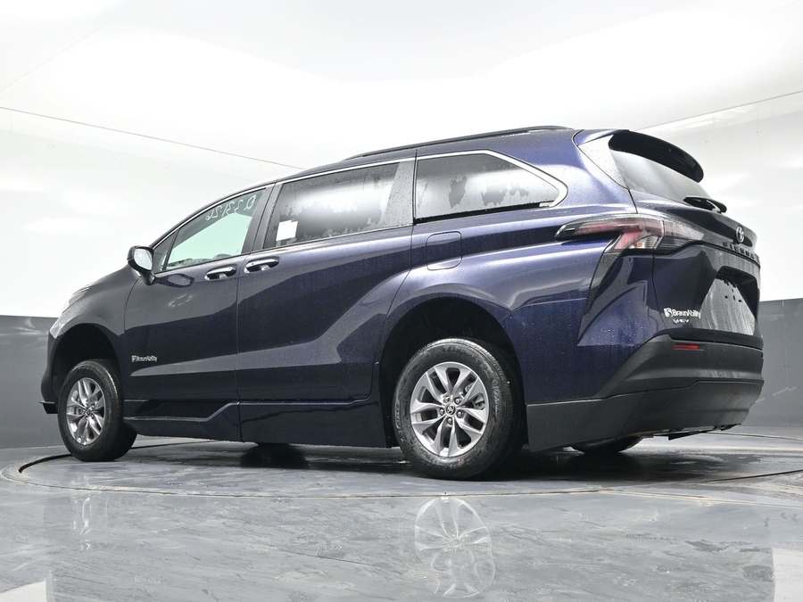 Blue Toyota Sienna image number 20