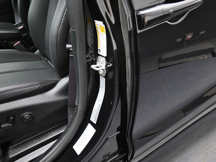 Black Chrysler Pacifica image number 16