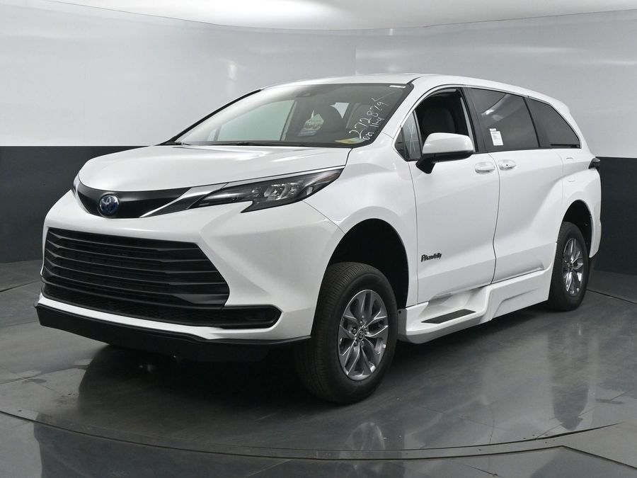 New 2025 Toyota Sienna Hybrid LE - BraunAbility Side Entry Entry Fold Out Automatic Ramp