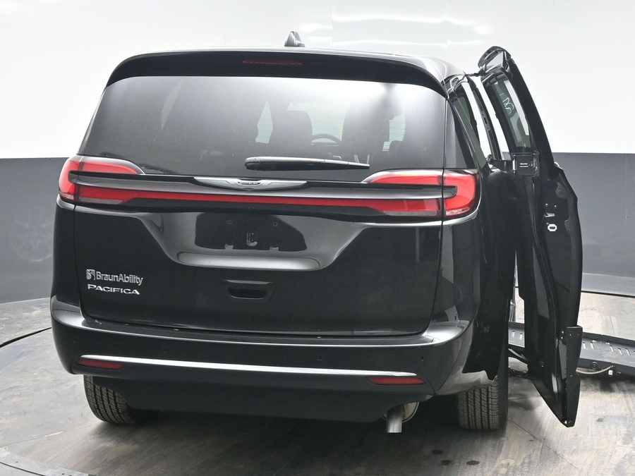 Black Chrysler Pacifica image number 3