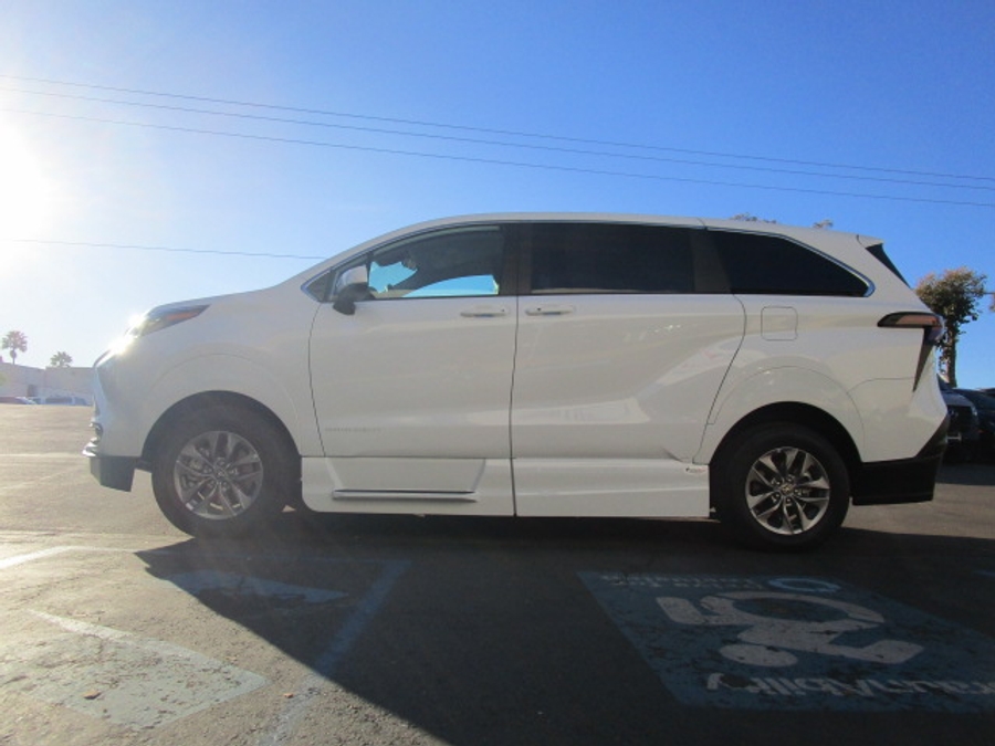 New 2025 Toyota Sienna Hybrid LE AWD w MID ROW - Vantage Mobility Commercial Side Entry Entry In Floor Manual Ramp