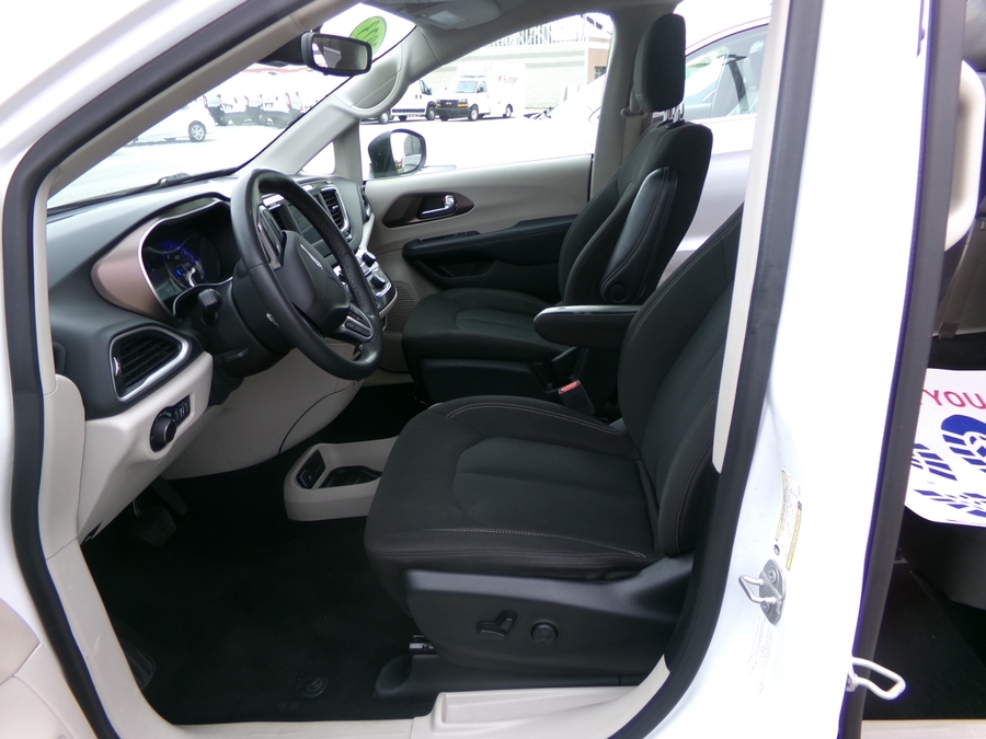 White Chrysler Voyager image number 6