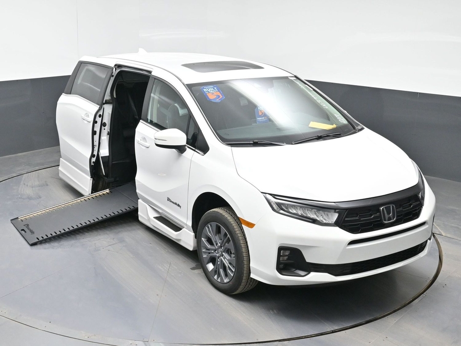 White Honda Odyssey image number 7