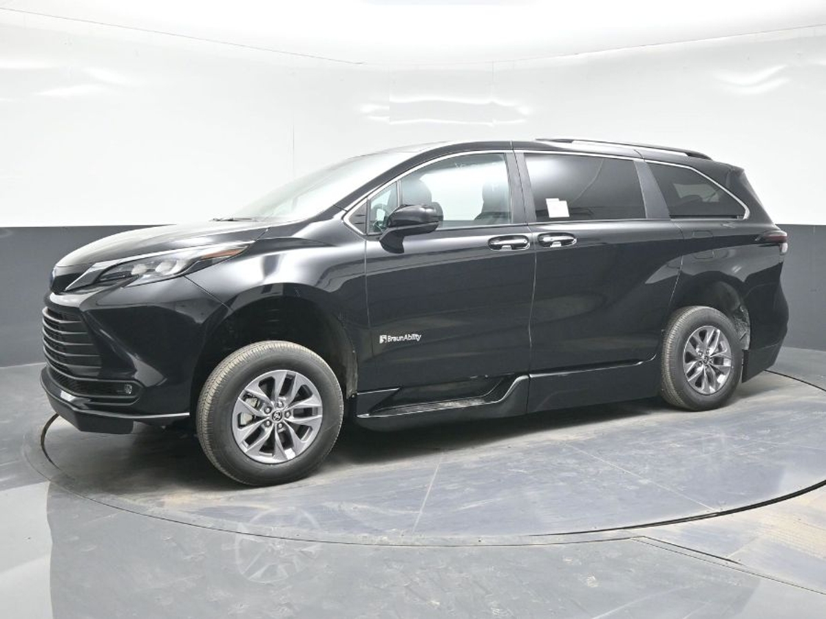 Black Toyota Sienna image number 2