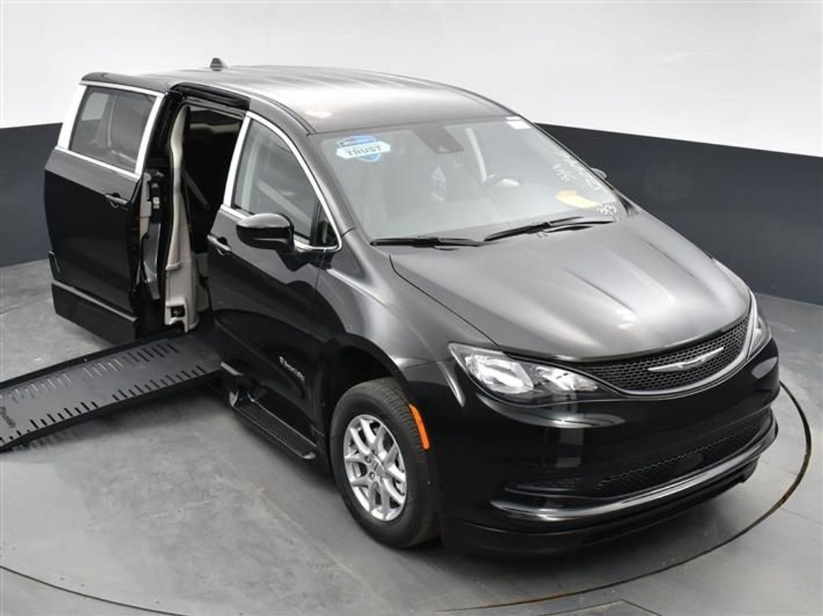 Black Chrysler Voyager image number 2