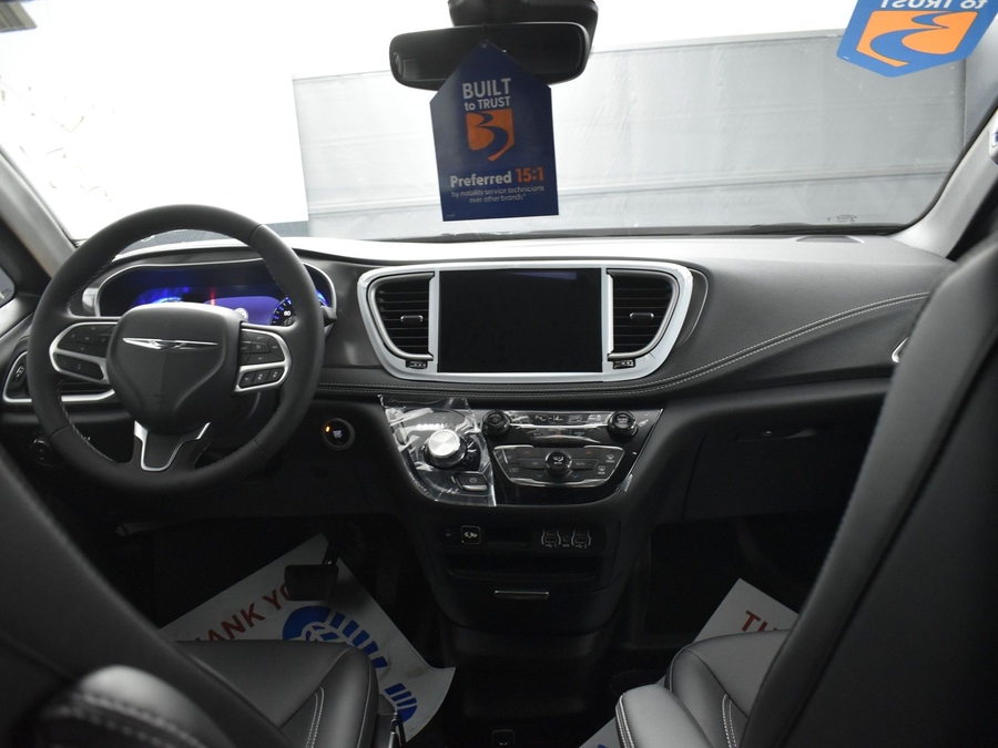 New 2025 Chrysler Pacifica Select Safety - BraunAbility Side Entry Entry In Floor Automatic Ramp