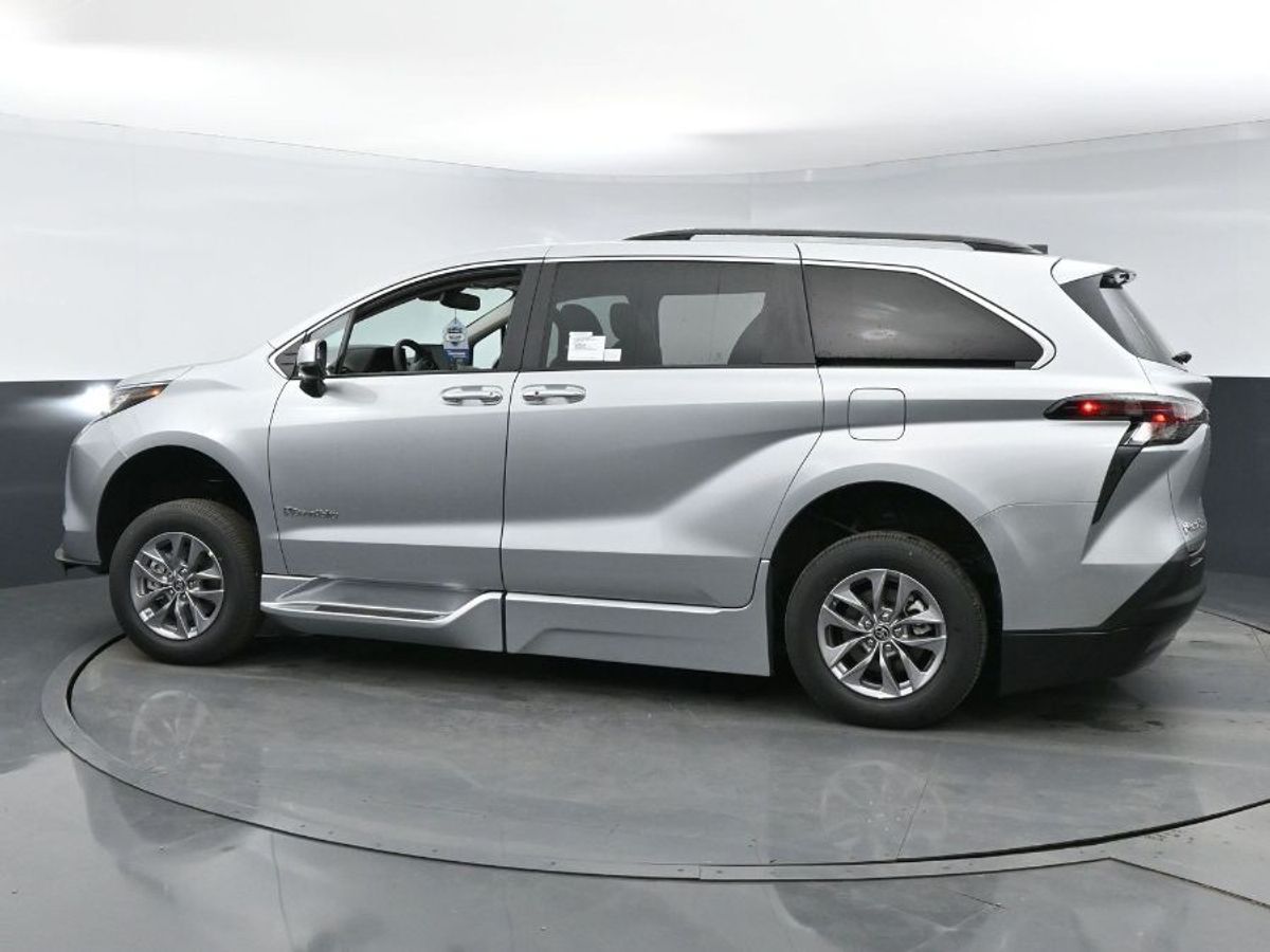 Silver Toyota Sienna image number 16