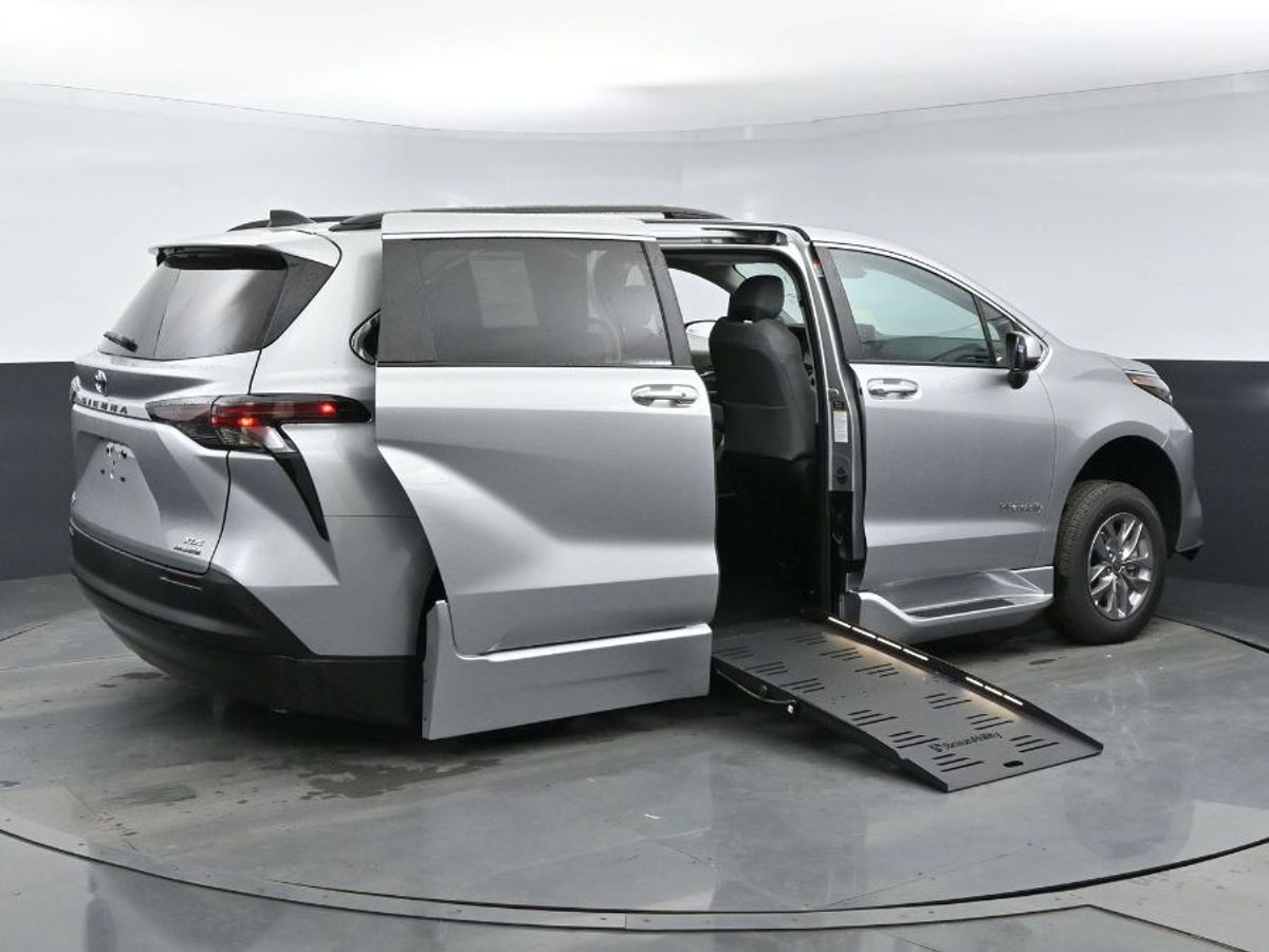 Silver Toyota Sienna image number 19