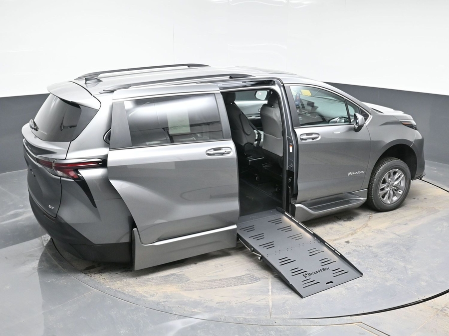 New 2026 Toyota Sienna Hybrid XLE Base - BraunAbility Side Entry Fold Out Automatic Ramp