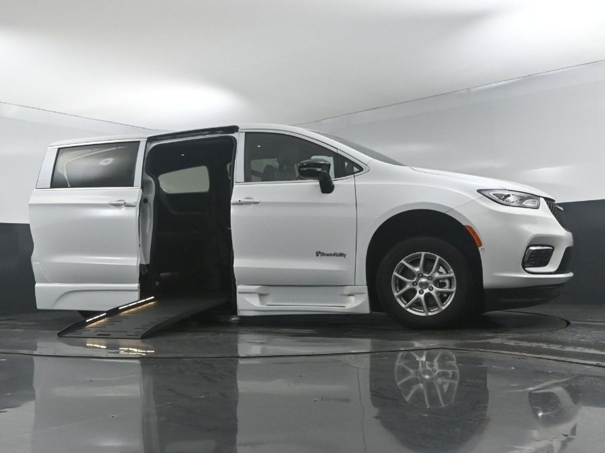 2025 CHRYSLER PACIFICA - Image 15