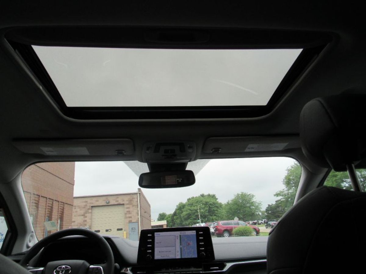 White Toyota Sienna image number 19