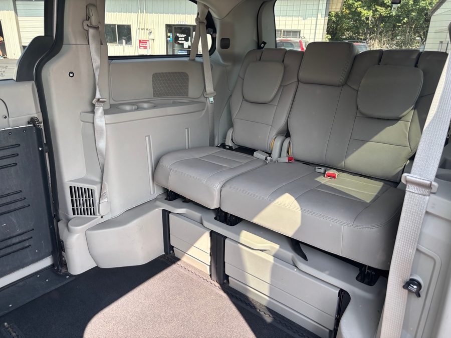 Used 2015 Dodge Grand Caravan SXT - BraunAbility Side Entry Fold Out Automatic Ramp