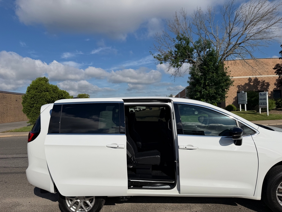 White Chrysler Voyager image number 7