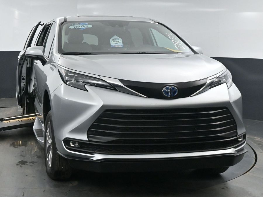 New 2025 Toyota Sienna Hybrid XLE Base - BraunAbility Side Entry Entry Fold Out Automatic Ramp
