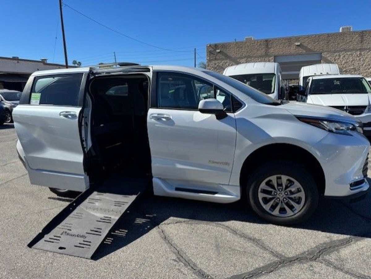 2022 TOYOTA SIENNA - Image 5