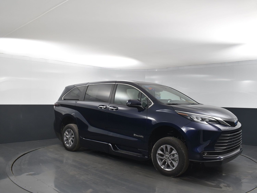 New 2025 Toyota Sienna Hybrid XLE Base - BraunAbility Side Entry Entry Fold Out Automatic Ramp