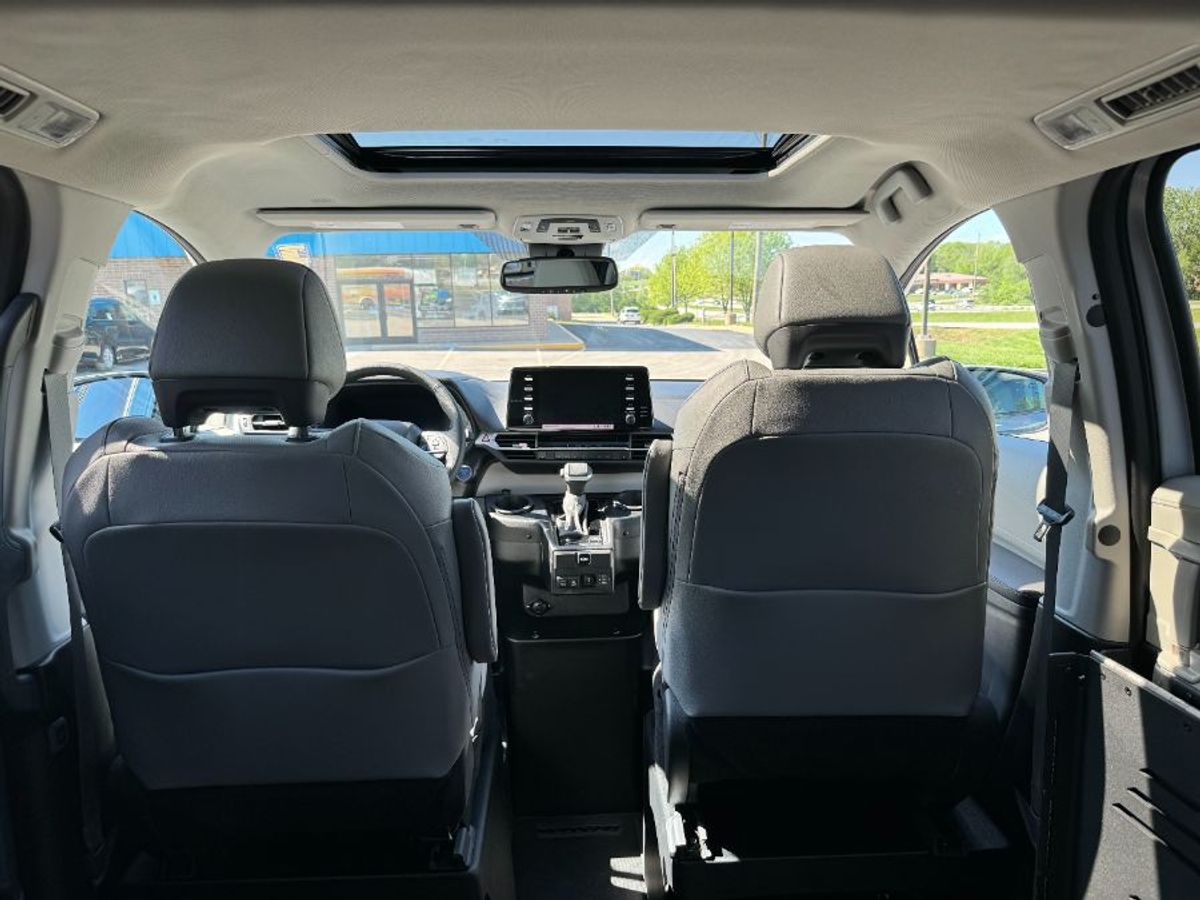 Silver Toyota Sienna image number 20