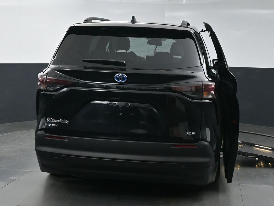 New 2025 Toyota Sienna Hybrid XLE Plus - BraunAbility Side Entry Entry Fold Out Automatic Ramp