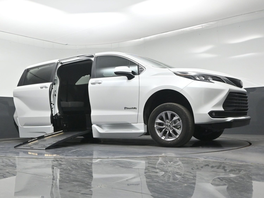 2026 Toyota Sienna XLE - Photo 13