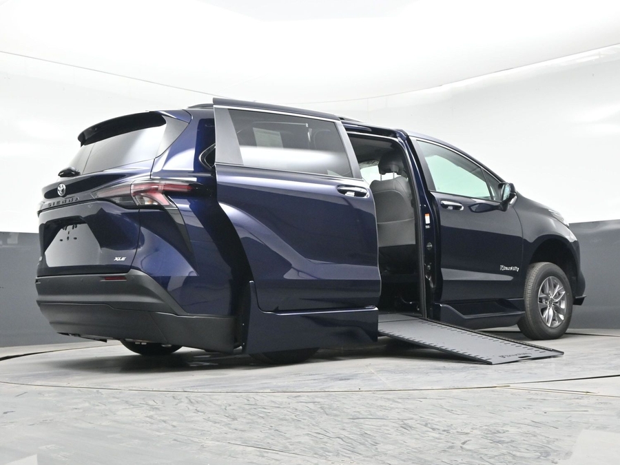 New 2026 Toyota Sienna Hybrid XLE Add - BraunAbility Side Entry Entry In Floor Automatic Ramp