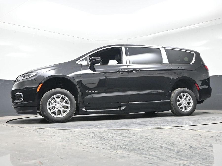 New 2026 Chrysler Pacifica Select Plus - BraunAbility Side Entry Entry Fold Out Automatic Ramp