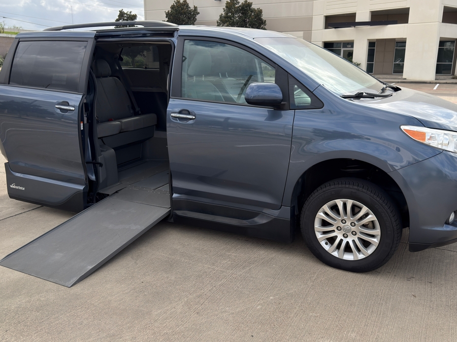 Used 2017 Toyota Sienna XLE Base - VMI Side Entry Entry In Floor Automatic Ramp