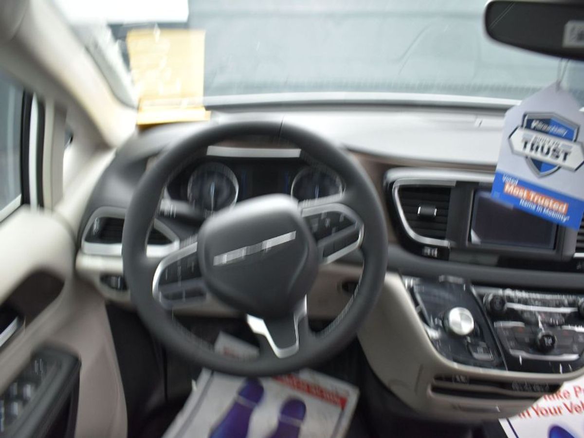 White Chrysler Voyager image number 5