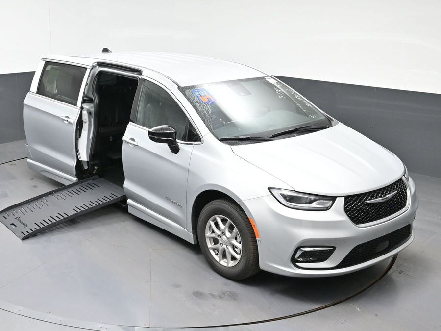 New 2026 Chrysler Pacifica Select - BraunAbility Side Entry Fold Out Automatic Ramp