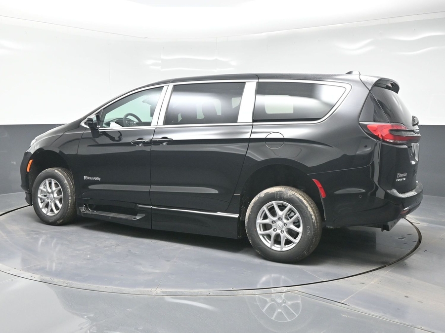 Black Chrysler Pacifica image number 3