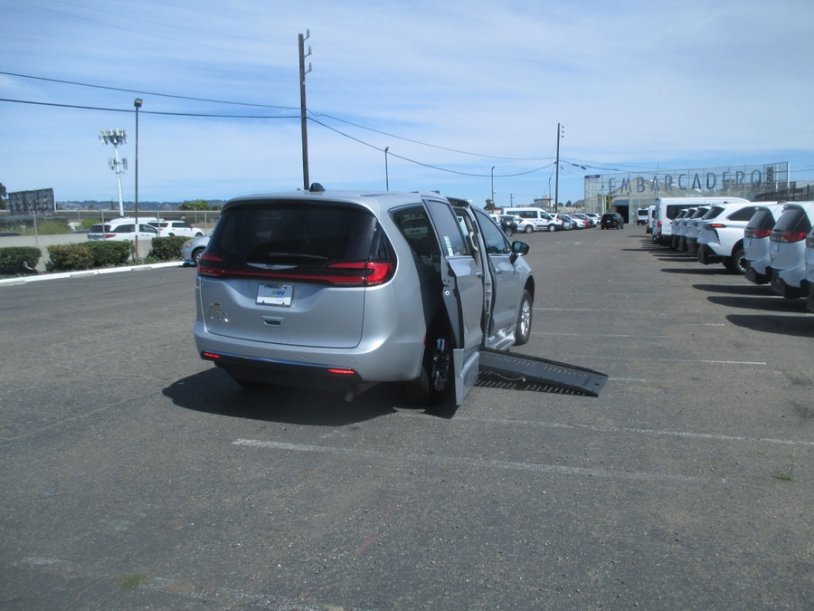 2024 Chrysler Pacifica Touring L - Photo 8