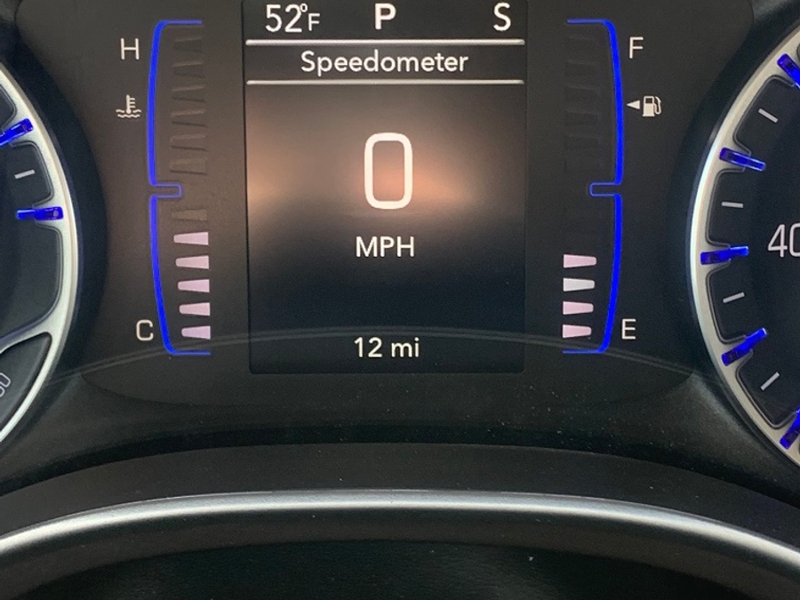 White Chrysler Pacifica image number 13