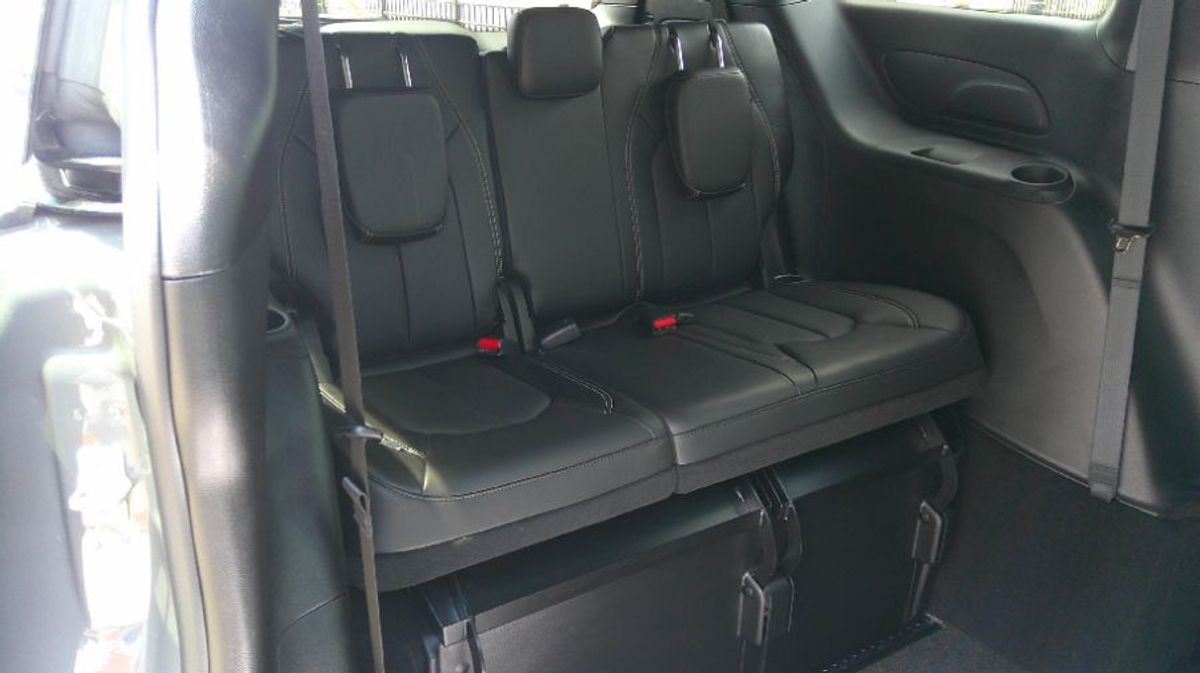 Grey Chrysler Pacifica image number 16