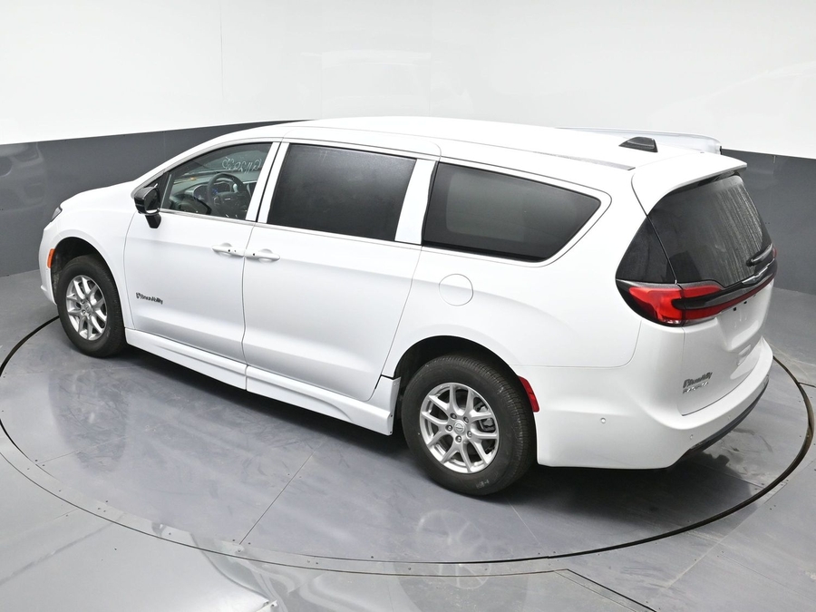 White Chrysler Pacifica image number 24