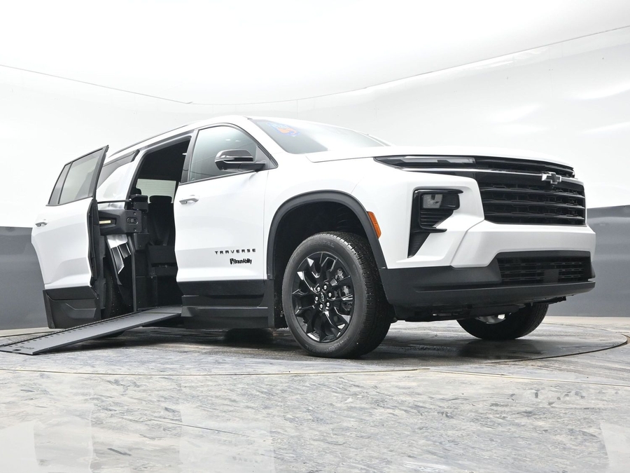 New 2025 Chevrolet Traverse 1LT Midnight - BraunAbility Side Entry Entry In Floor Automatic Ramp