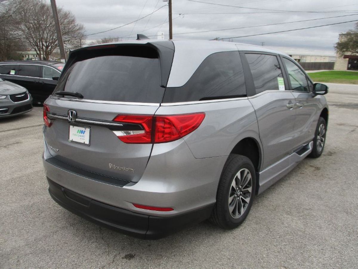 Silver Honda Odyssey image number 6