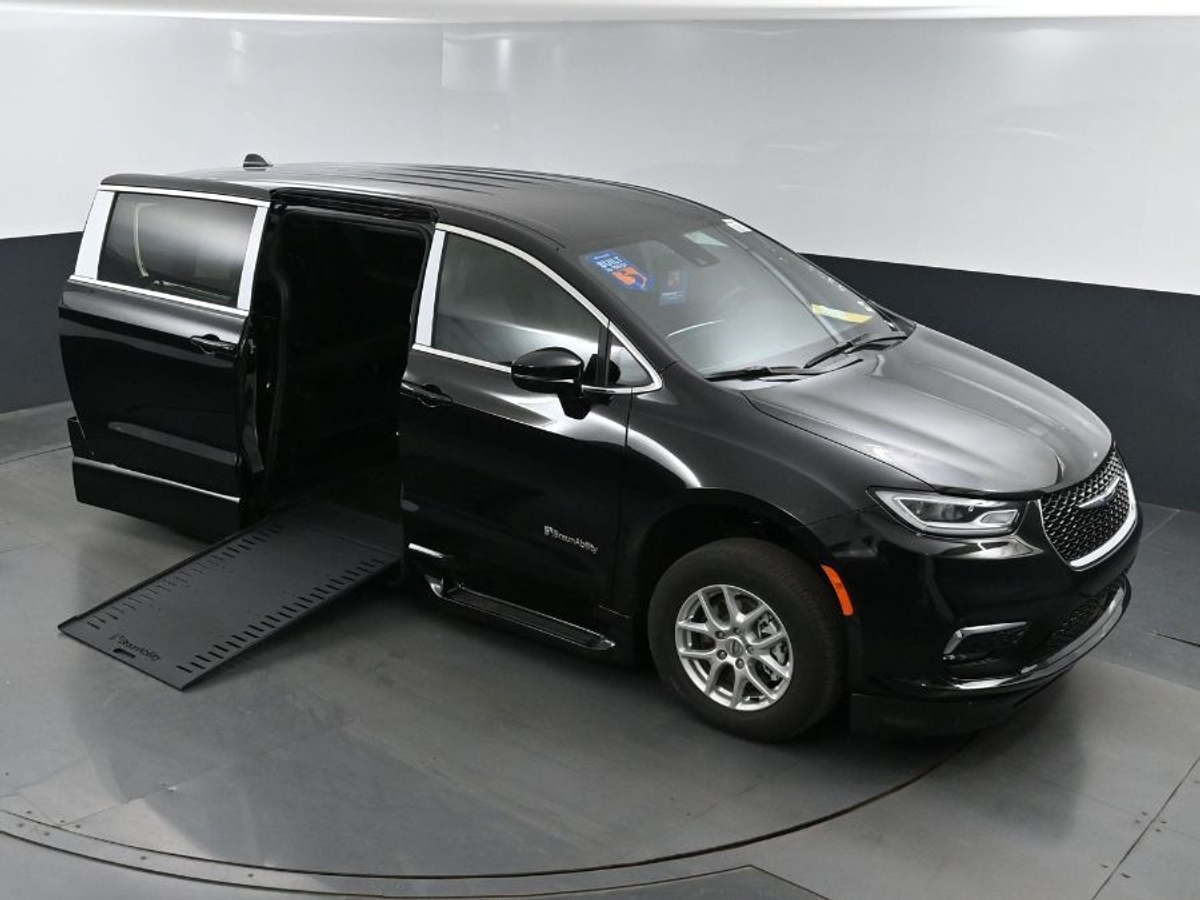 Black Chrysler Pacifica image number 22