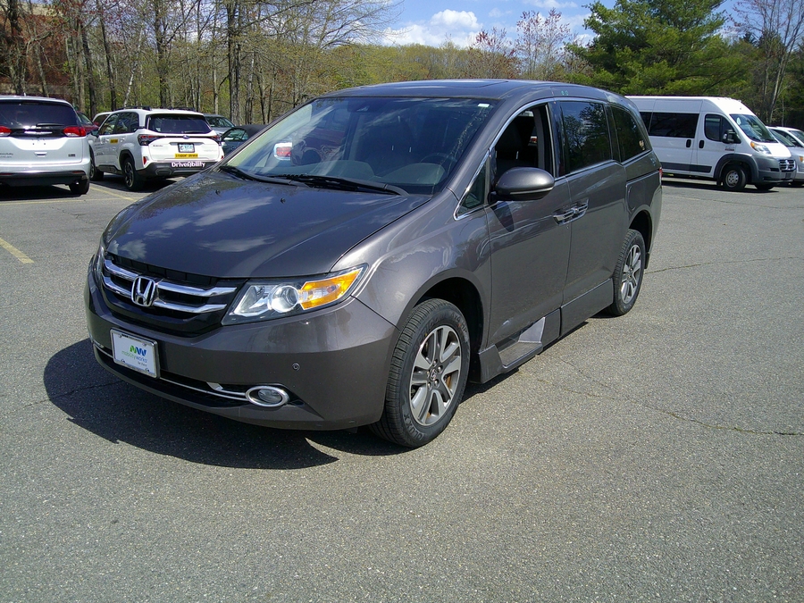 Silver Honda Odyssey image number 3