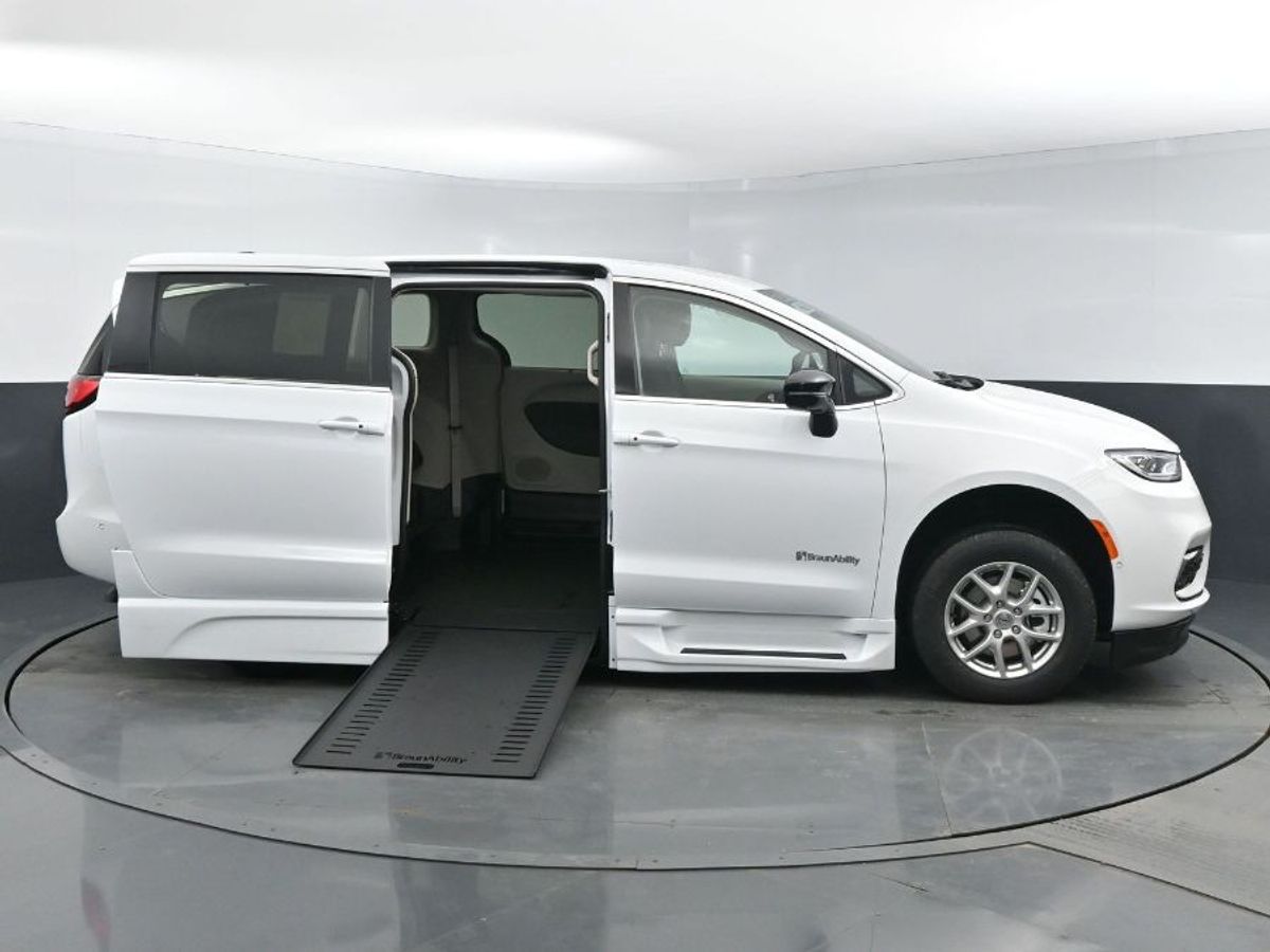 2024 Chrysler Pacifica Touring L's photo