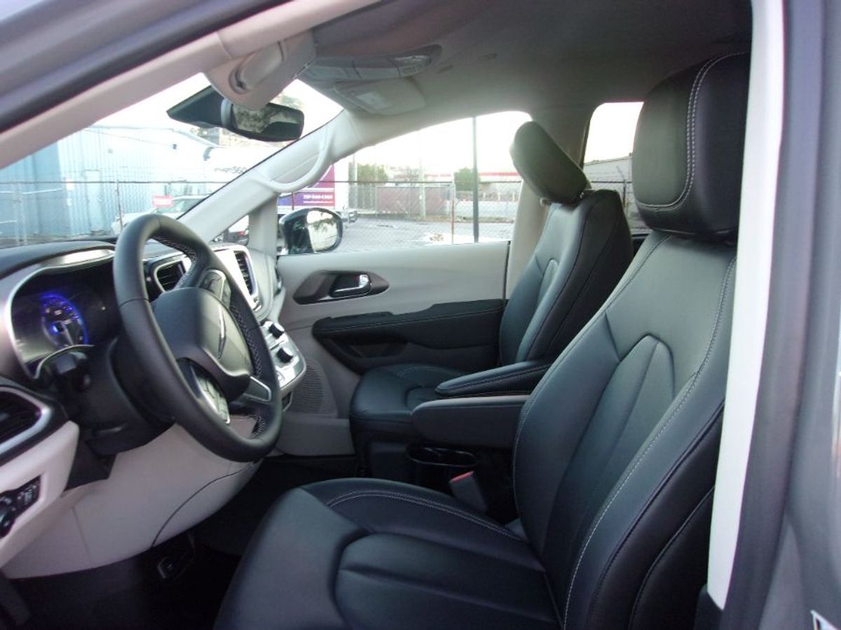 Grey Chrysler Pacifica image number 9