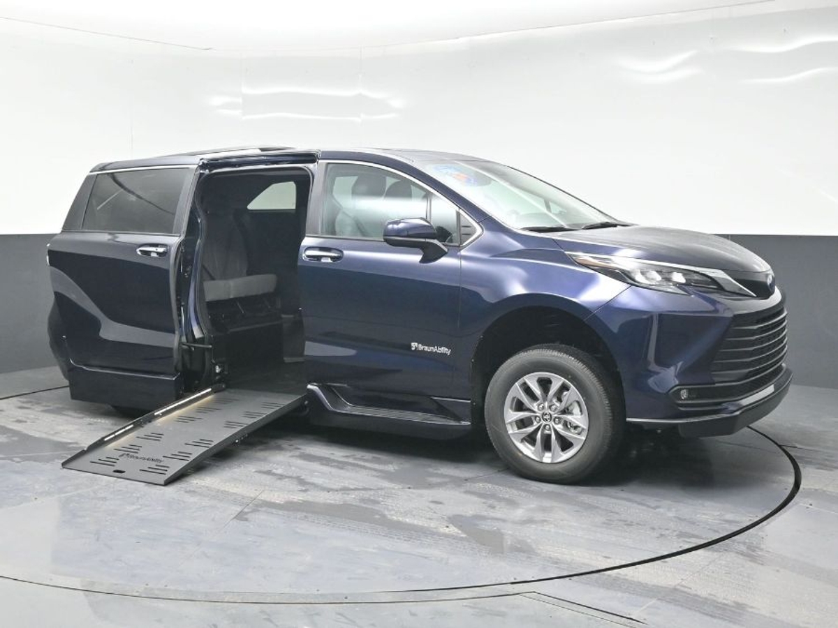 2025 Toyota Sienna XLE's photo