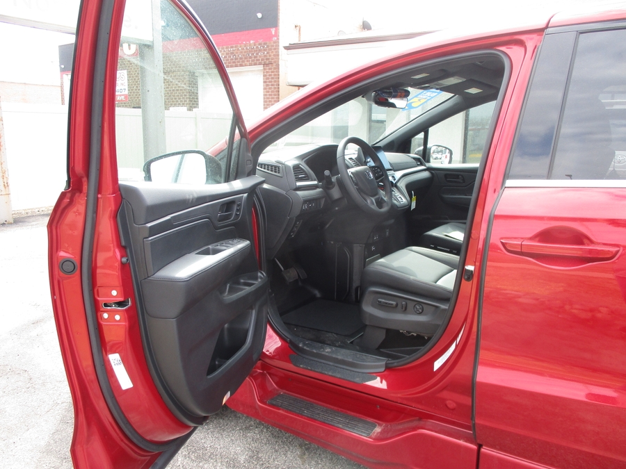 Red Honda Odyssey image number 14