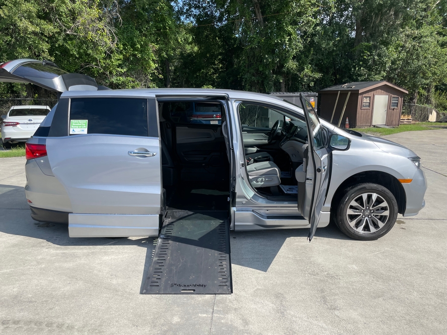 Silver Honda Odyssey image number 11