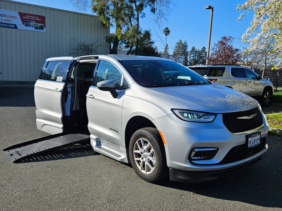 2023 Chrysler Pacifica Touring L