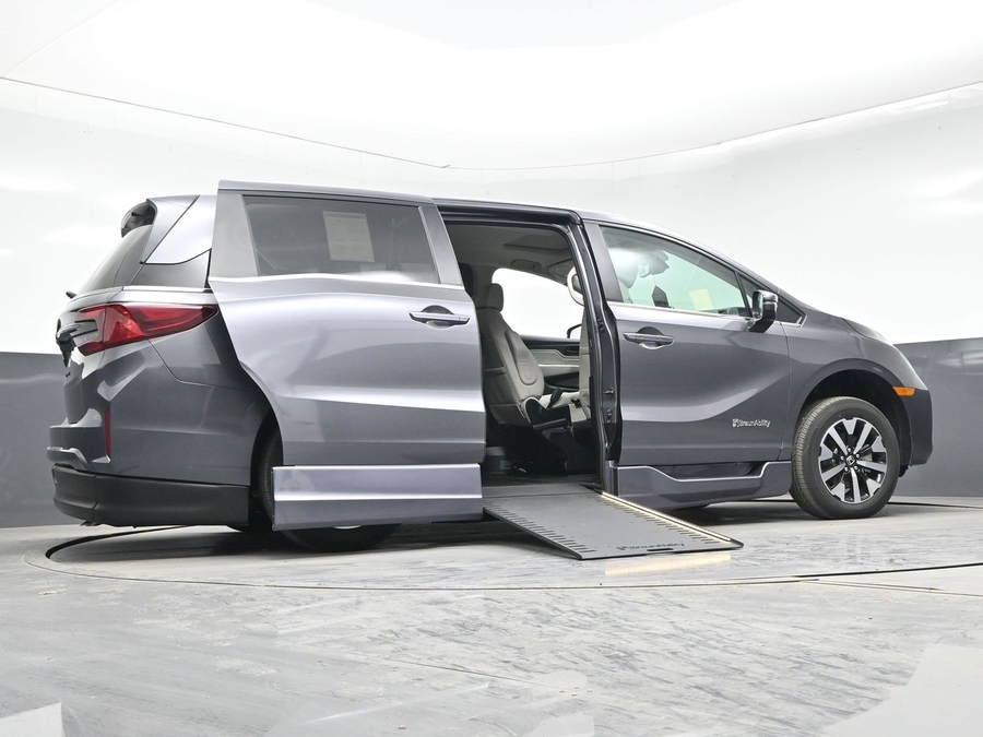 Grey Honda Odyssey image number 18