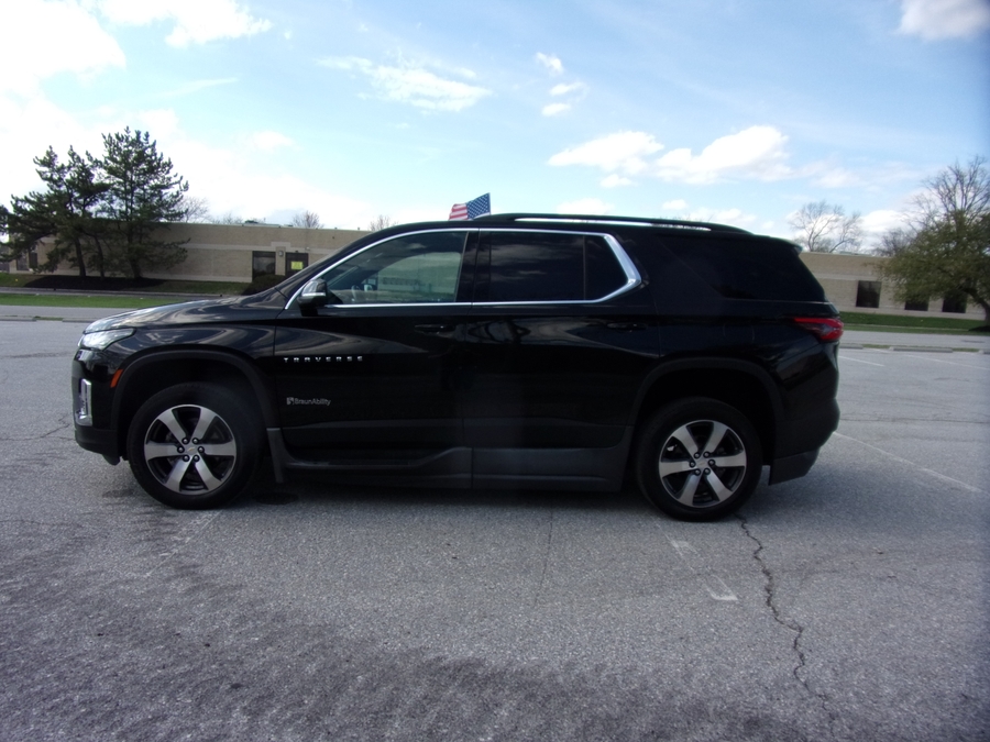 Black Chevrolet Traverse image number 3
