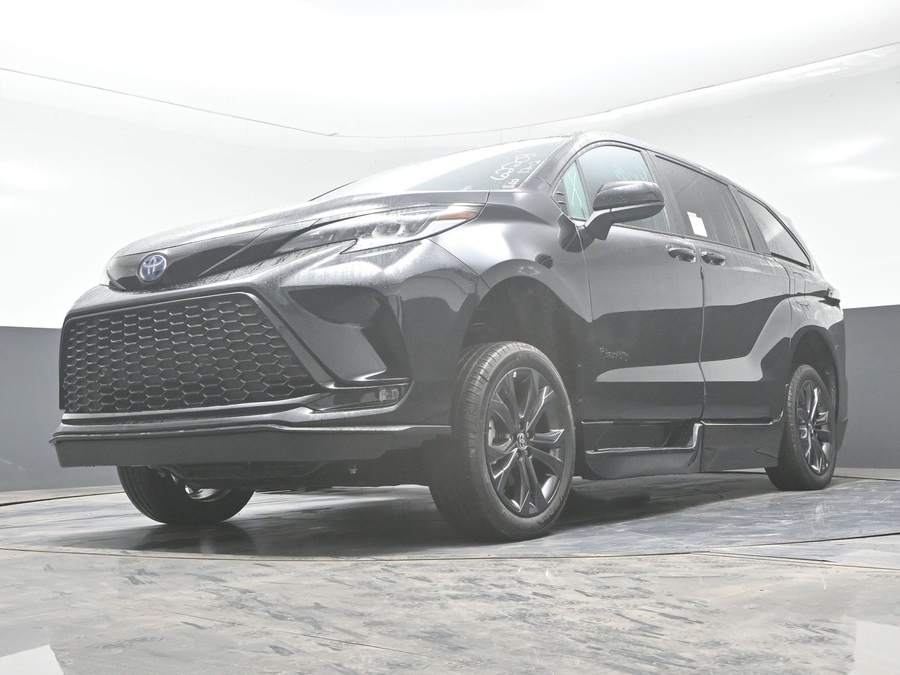 New 2025 Toyota Sienna Hybrid XSE Sport - BraunAbility Side Entry Entry Fold Out Automatic Ramp