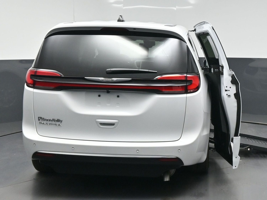 White Chrysler Pacifica image number 5